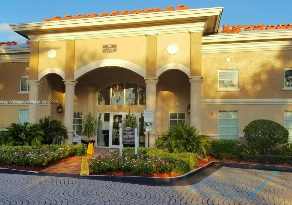 Recently Rented: $1,900 (1 beds, 1 baths, 690 Square Feet)