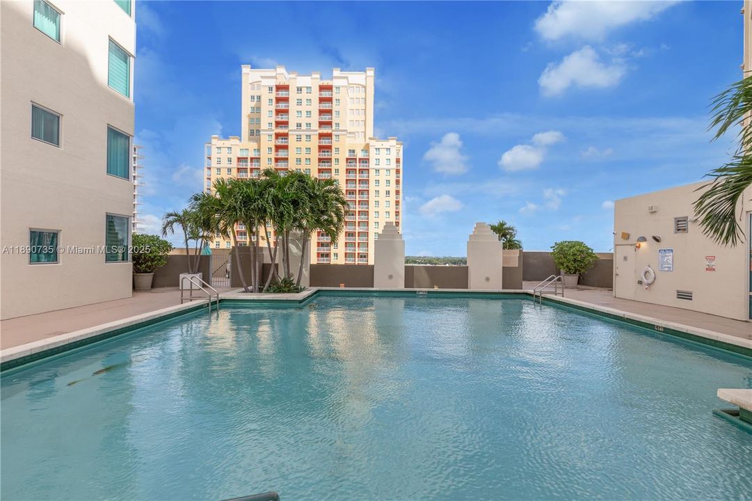 Active With Contract: $285,000 (1 beds, 1 baths, 657 Square Feet)