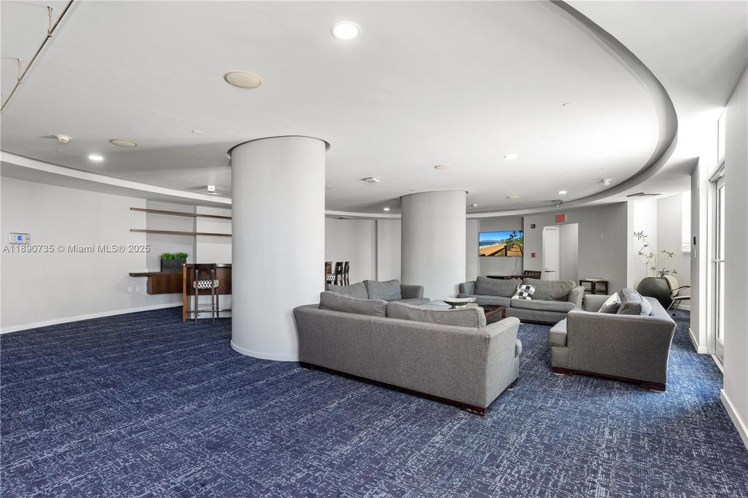 Active With Contract: $285,000 (1 beds, 1 baths, 657 Square Feet)