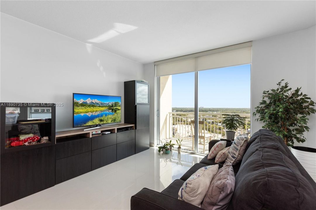 Active With Contract: $285,000 (1 beds, 1 baths, 657 Square Feet)