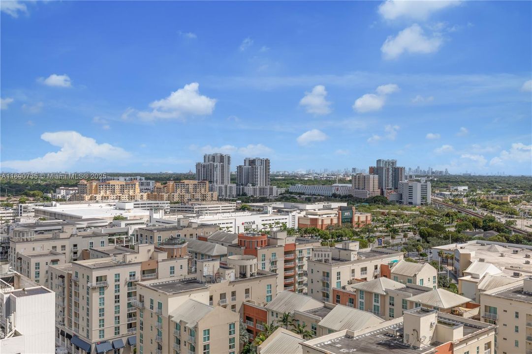 Active With Contract: $285,000 (1 beds, 1 baths, 657 Square Feet)