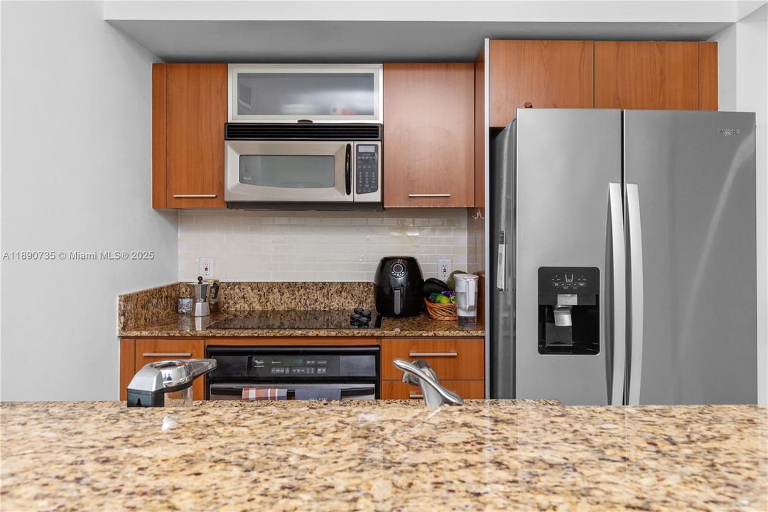 Active With Contract: $285,000 (1 beds, 1 baths, 657 Square Feet)