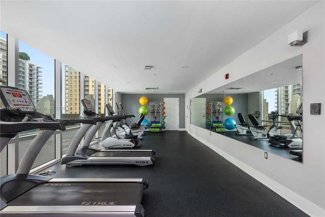 Active With Contract: $285,000 (1 beds, 1 baths, 657 Square Feet)