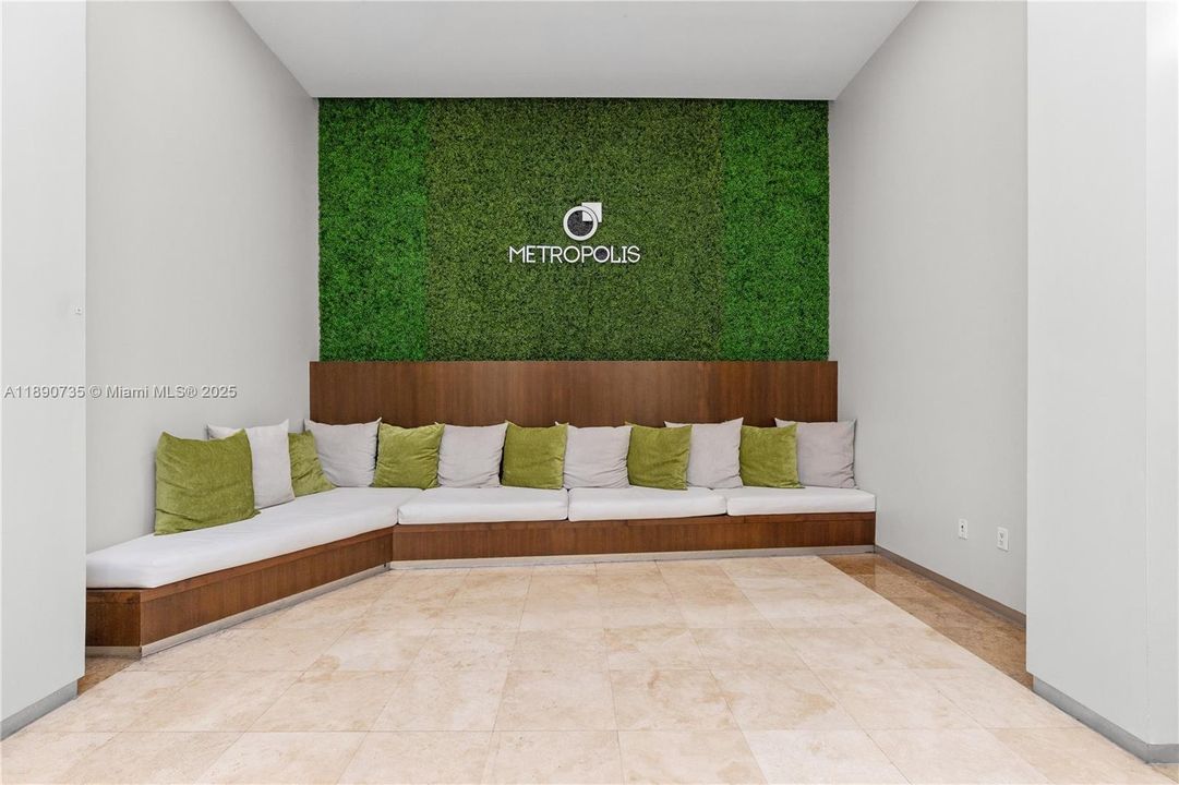 Active With Contract: $285,000 (1 beds, 1 baths, 657 Square Feet)