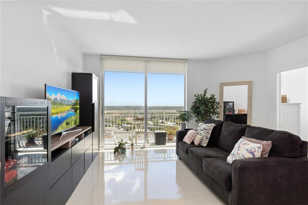 Active With Contract: $285,000 (1 beds, 1 baths, 657 Square Feet)
