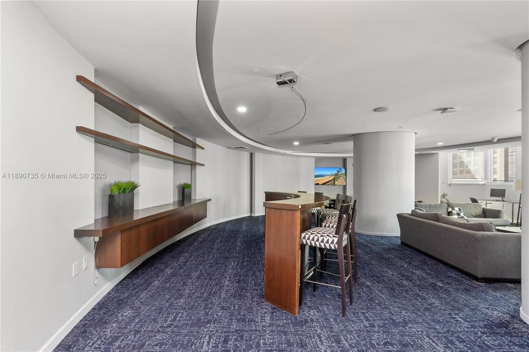 Active With Contract: $285,000 (1 beds, 1 baths, 657 Square Feet)