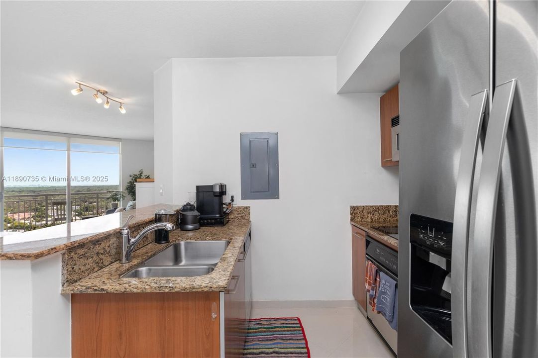 Active With Contract: $285,000 (1 beds, 1 baths, 657 Square Feet)