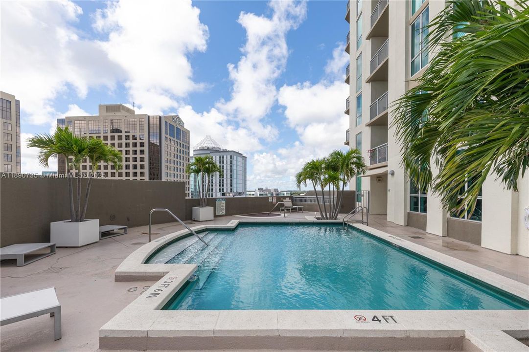 Active With Contract: $285,000 (1 beds, 1 baths, 657 Square Feet)