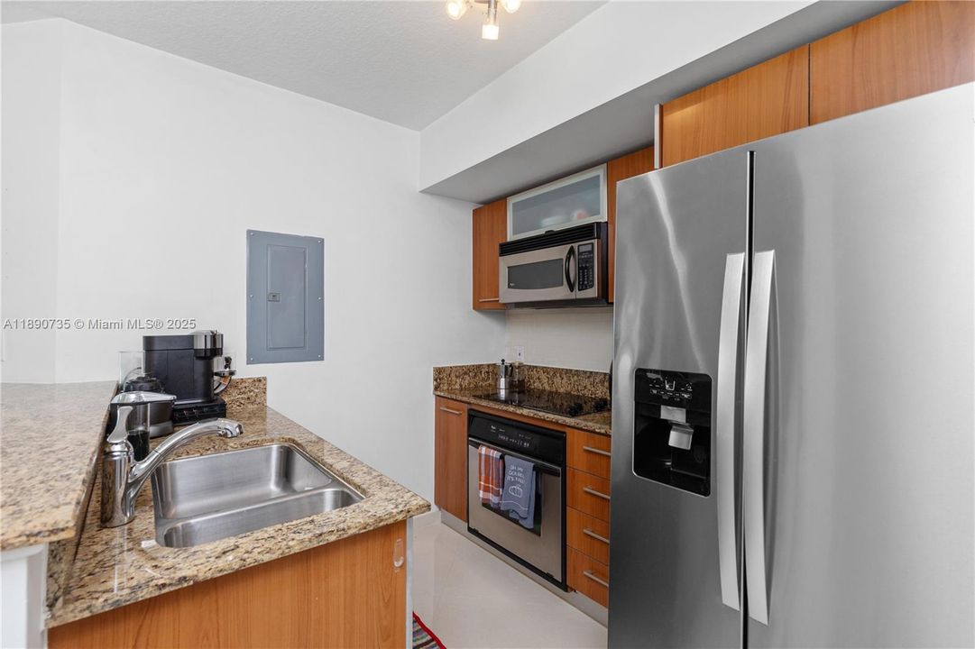 Active With Contract: $285,000 (1 beds, 1 baths, 657 Square Feet)