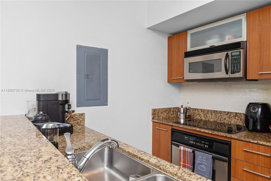 Active With Contract: $285,000 (1 beds, 1 baths, 657 Square Feet)