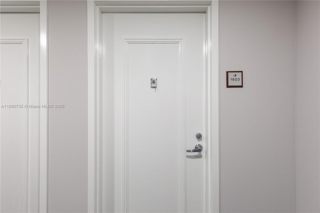 Active With Contract: $285,000 (1 beds, 1 baths, 657 Square Feet)