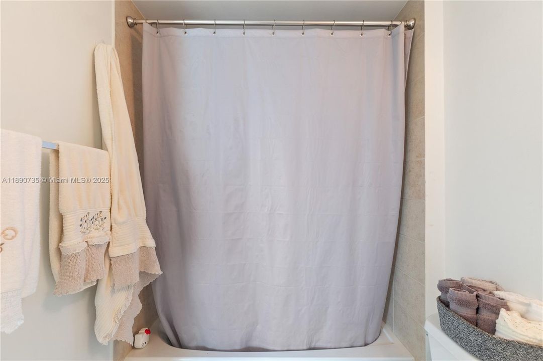 Active With Contract: $285,000 (1 beds, 1 baths, 657 Square Feet)