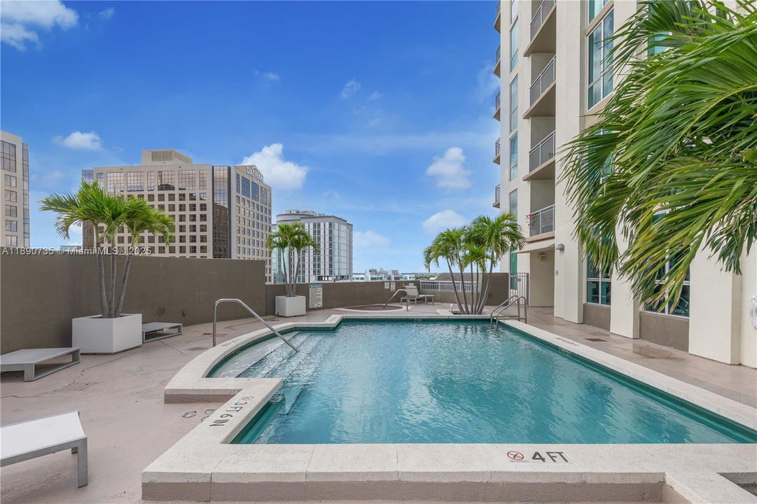 Active With Contract: $285,000 (1 beds, 1 baths, 657 Square Feet)