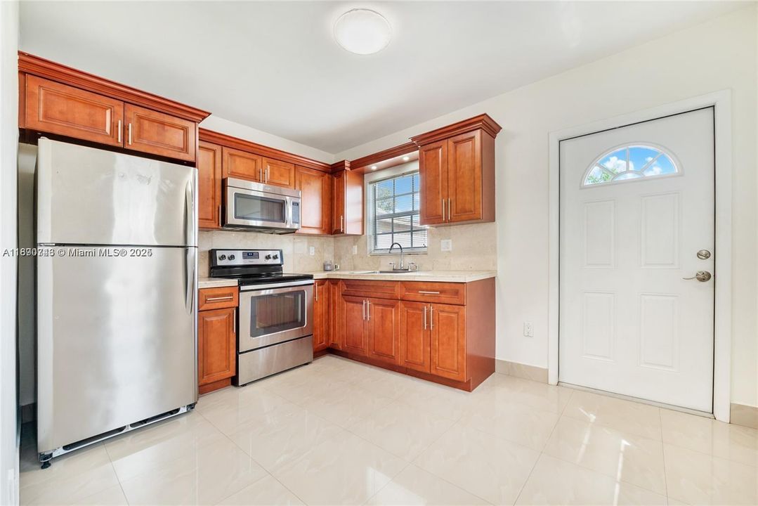 Active With Contract: $1,950 (1 beds, 1 baths, 500 Square Feet)