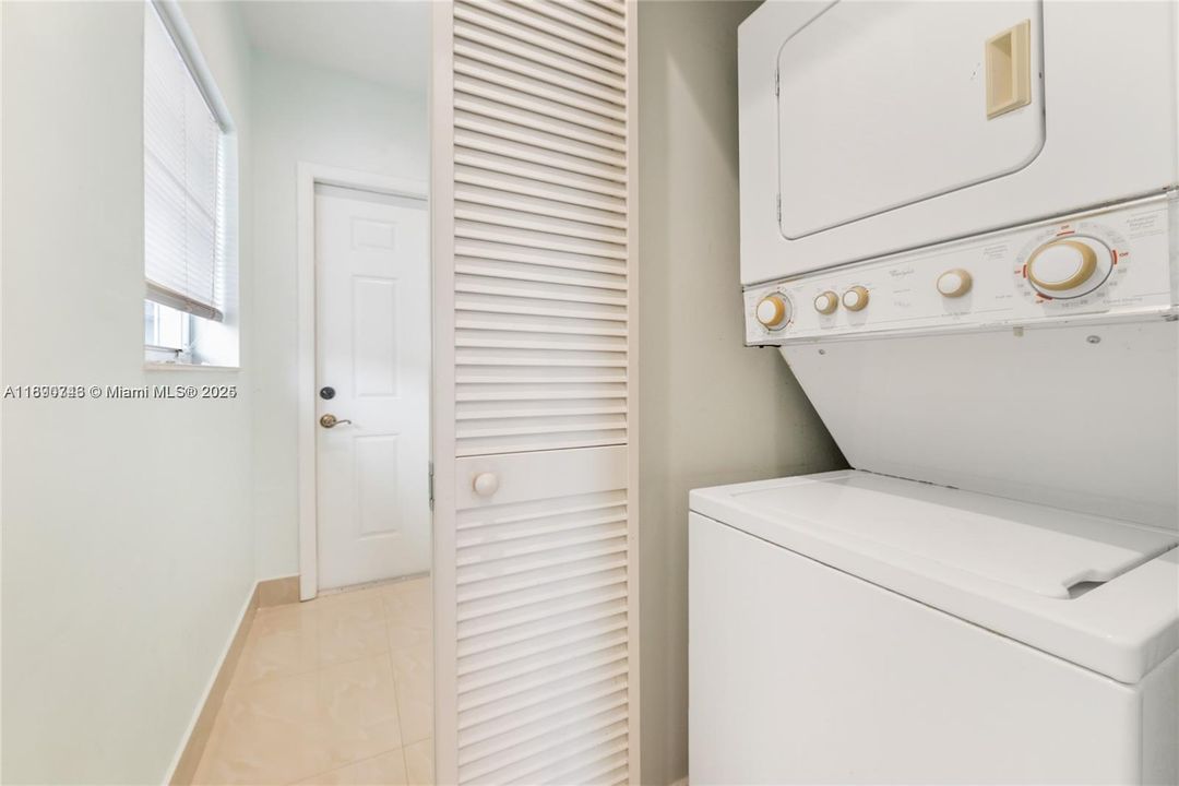 Active With Contract: $1,950 (1 beds, 1 baths, 500 Square Feet)
