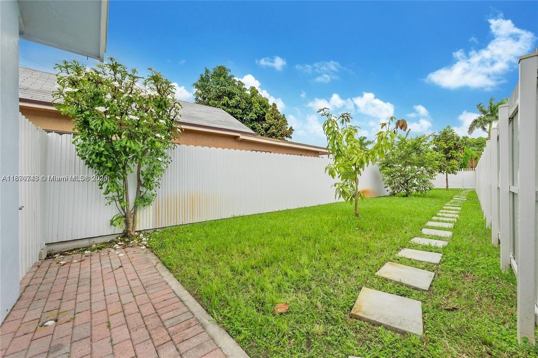 Active With Contract: $1,950 (1 beds, 1 baths, 500 Square Feet)