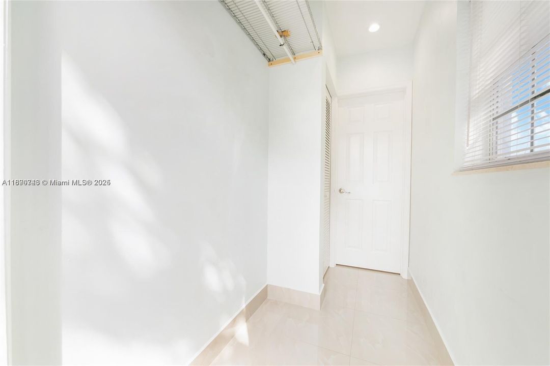 Active With Contract: $1,950 (1 beds, 1 baths, 500 Square Feet)