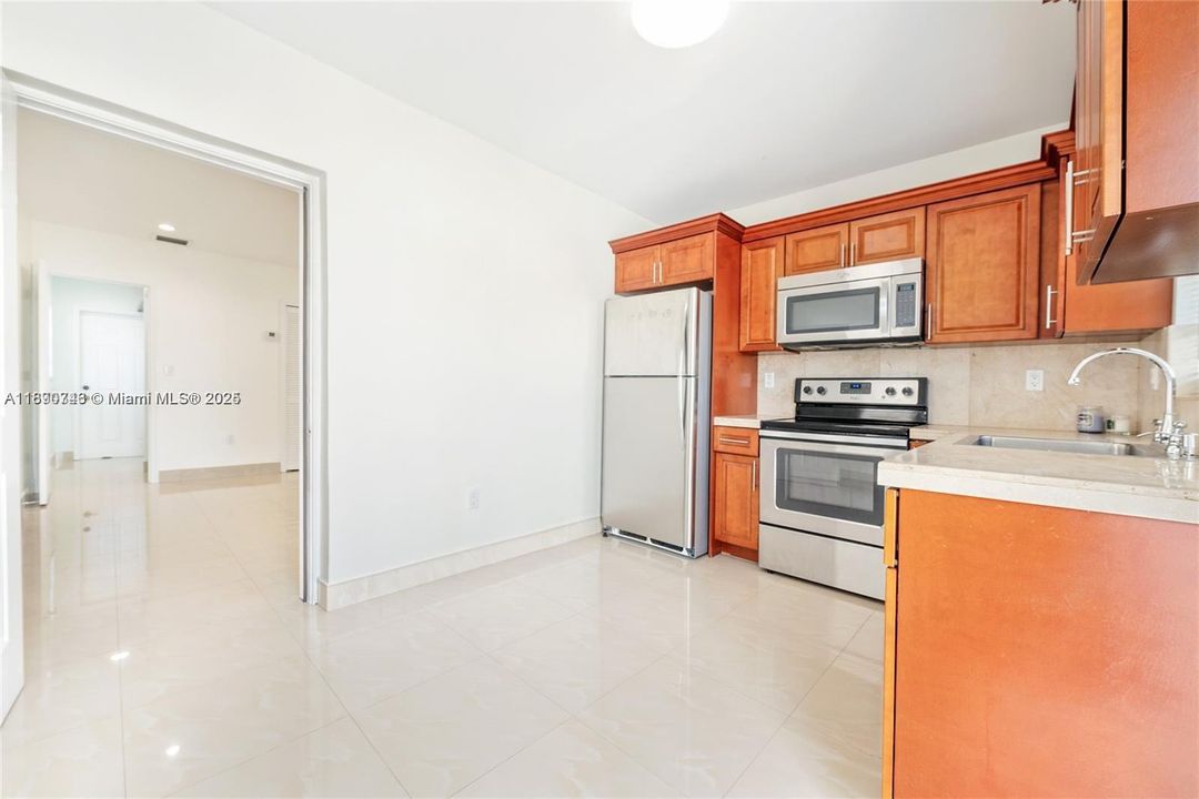 Active With Contract: $1,950 (1 beds, 1 baths, 500 Square Feet)