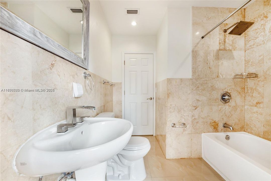 Active With Contract: $1,950 (1 beds, 1 baths, 500 Square Feet)