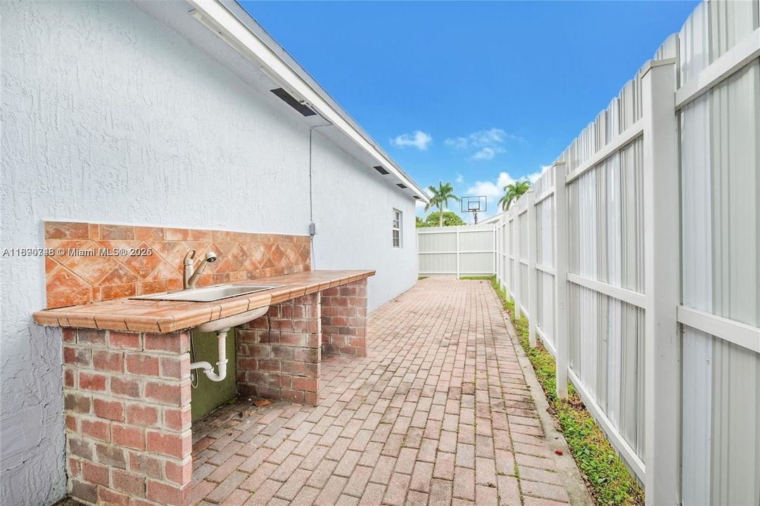 Active With Contract: $1,950 (1 beds, 1 baths, 500 Square Feet)