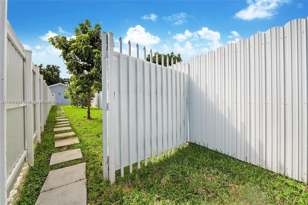 Active With Contract: $1,950 (1 beds, 1 baths, 500 Square Feet)