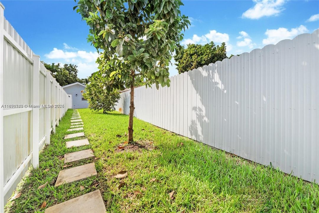 Active With Contract: $1,950 (1 beds, 1 baths, 500 Square Feet)