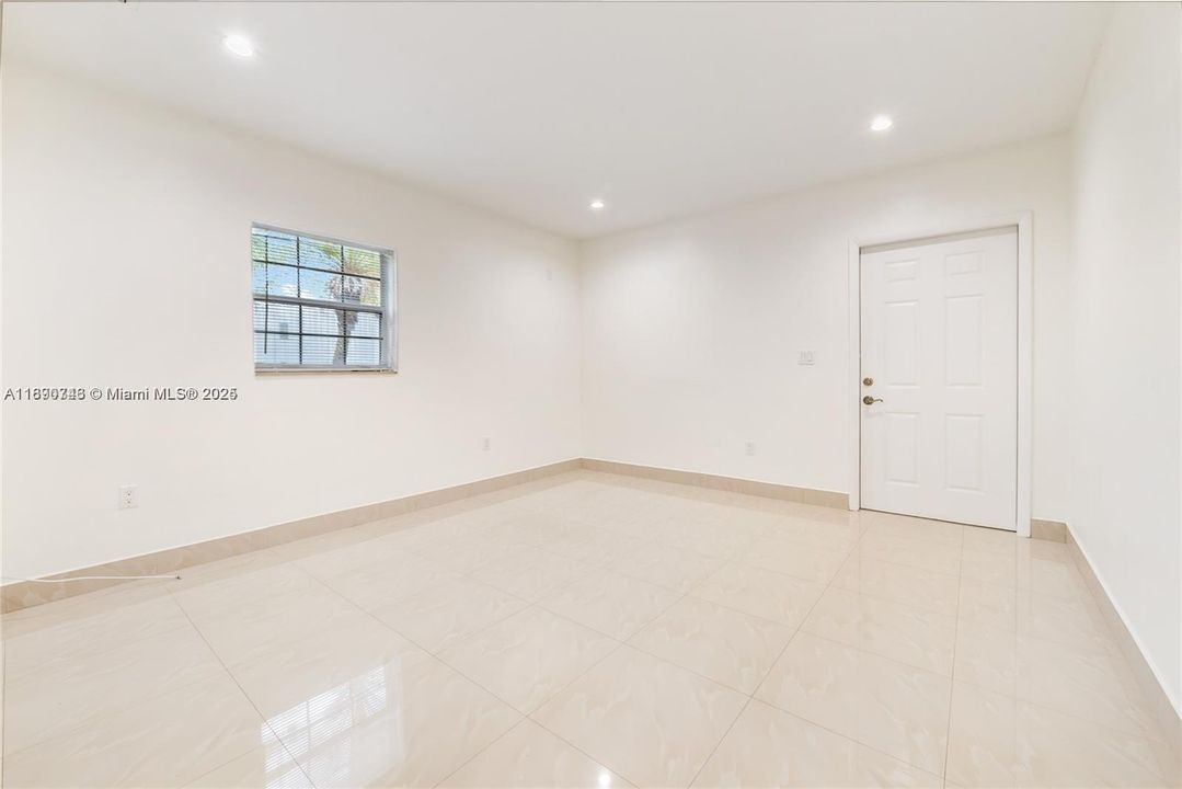 Active With Contract: $1,950 (1 beds, 1 baths, 500 Square Feet)