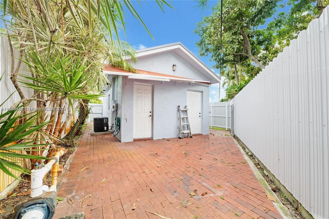 Active With Contract: $1,950 (1 beds, 1 baths, 500 Square Feet)