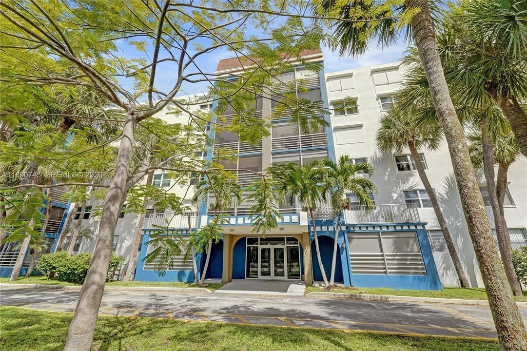 Active With Contract: $219,000 (2 beds, 2 baths, 1070 Square Feet)