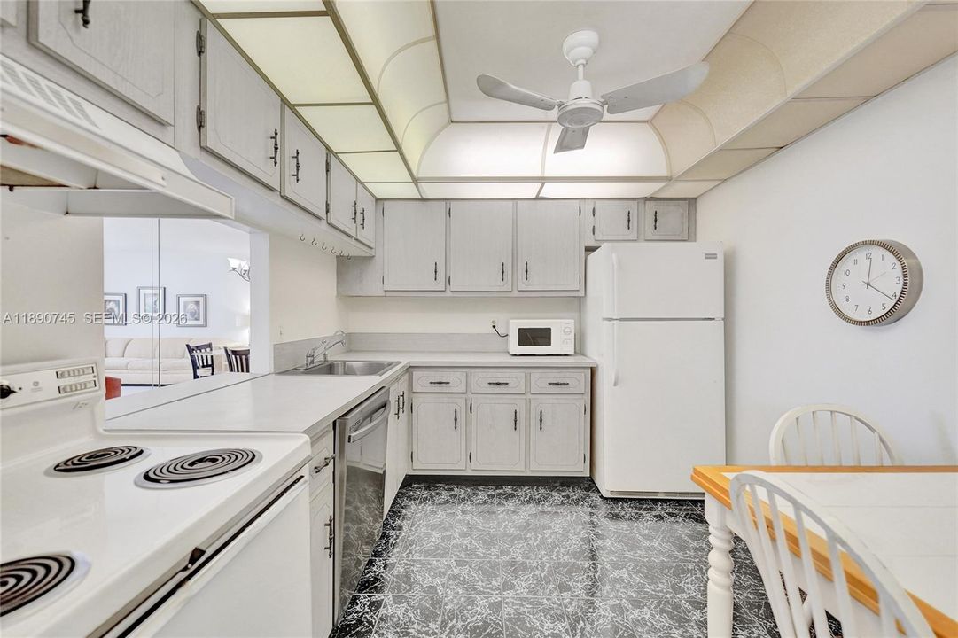 Active With Contract: $219,000 (2 beds, 2 baths, 1070 Square Feet)