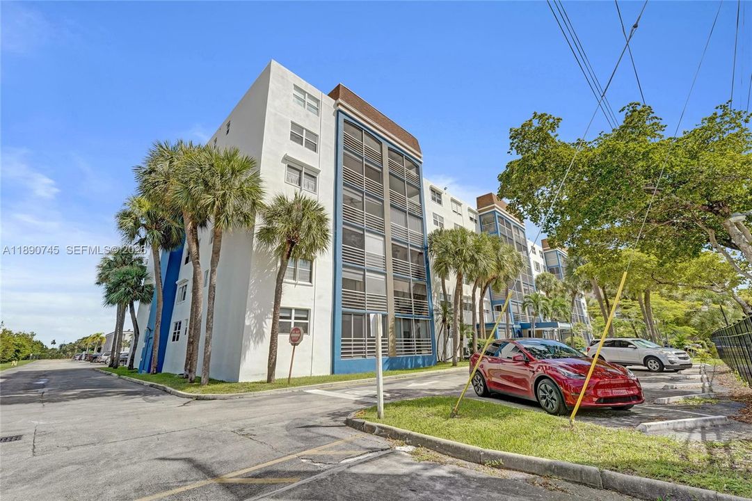 Active With Contract: $219,000 (2 beds, 2 baths, 1070 Square Feet)