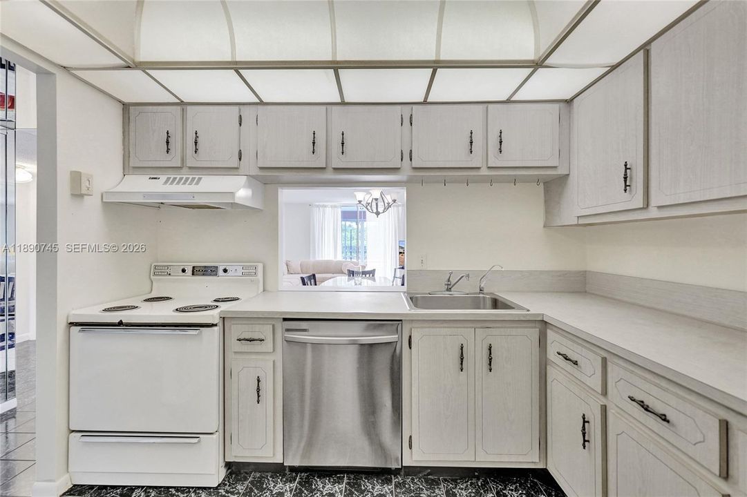 Active With Contract: $219,000 (2 beds, 2 baths, 1070 Square Feet)