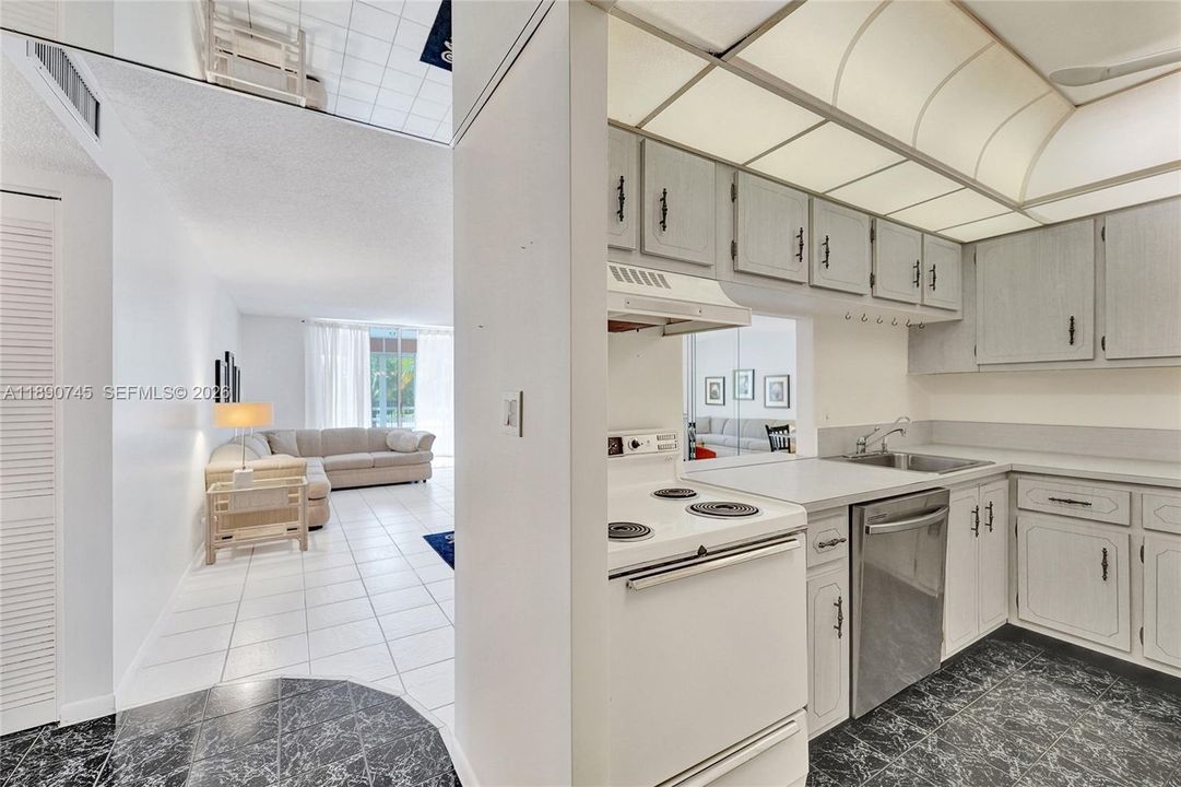 Active With Contract: $219,000 (2 beds, 2 baths, 1070 Square Feet)