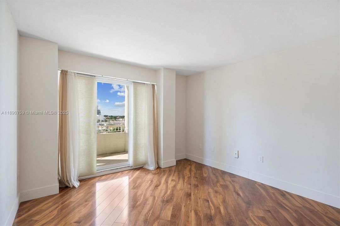 Под контрактом: $474,900 (2 спален, 2 ванн, 1025 Квадратных фут)