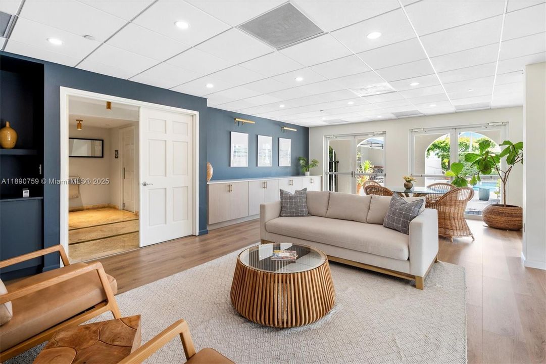 Под контрактом: $474,900 (2 спален, 2 ванн, 1025 Квадратных фут)