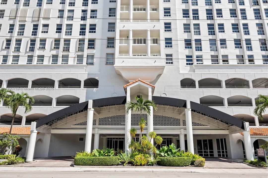 Под контрактом: $474,900 (2 спален, 2 ванн, 1025 Квадратных фут)