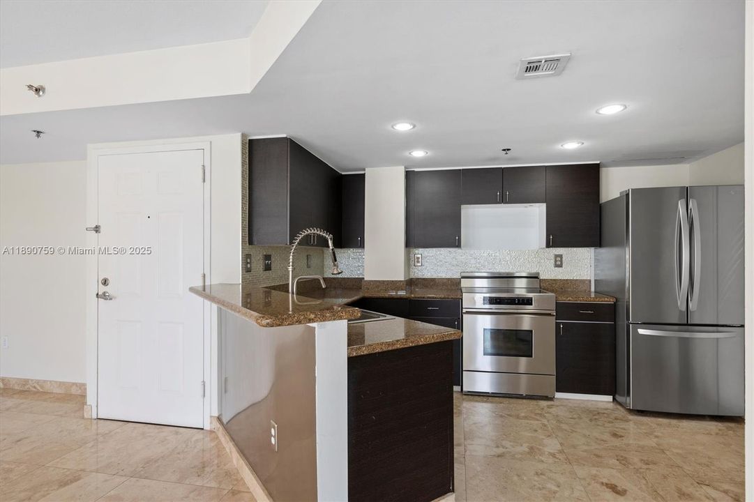 Под контрактом: $474,900 (2 спален, 2 ванн, 1025 Квадратных фут)