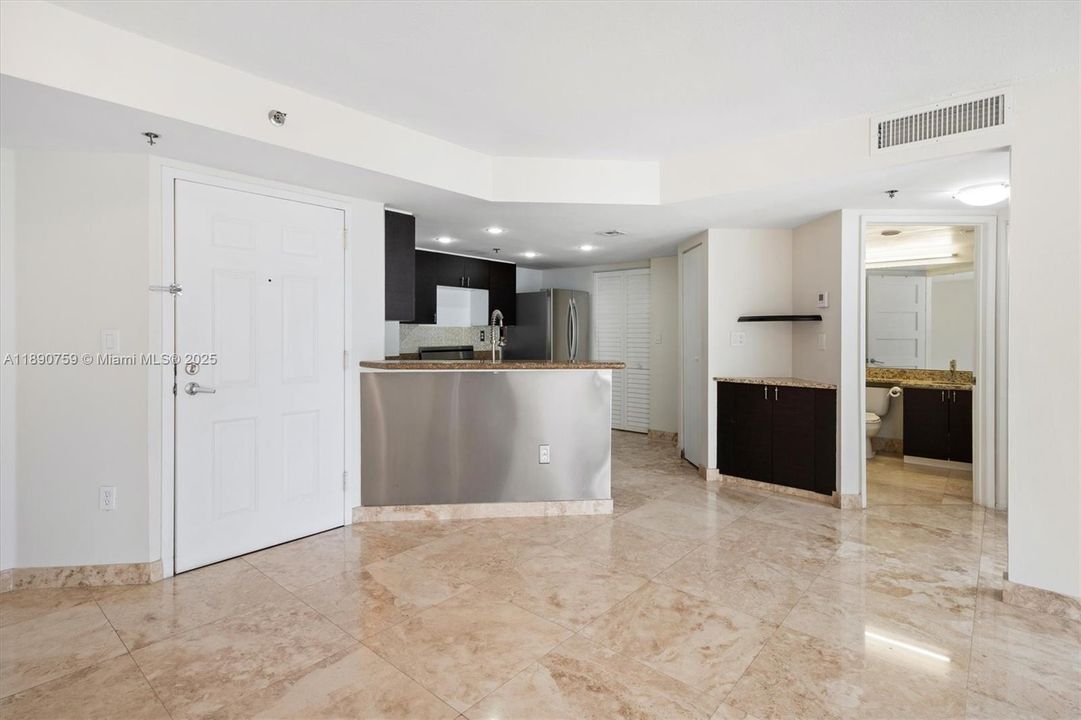 Под контрактом: $474,900 (2 спален, 2 ванн, 1025 Квадратных фут)