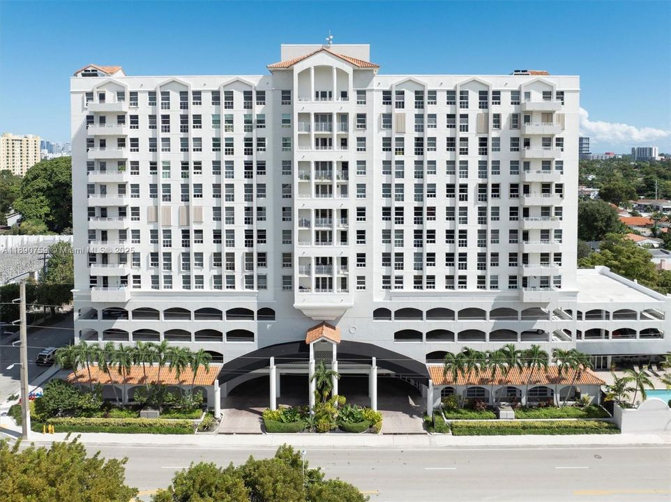 Под контрактом: $474,900 (2 спален, 2 ванн, 1025 Квадратных фут)