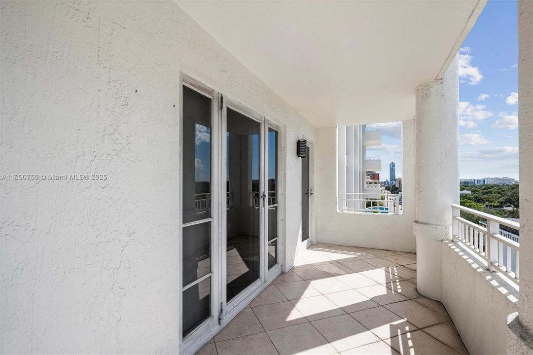 Под контрактом: $474,900 (2 спален, 2 ванн, 1025 Квадратных фут)