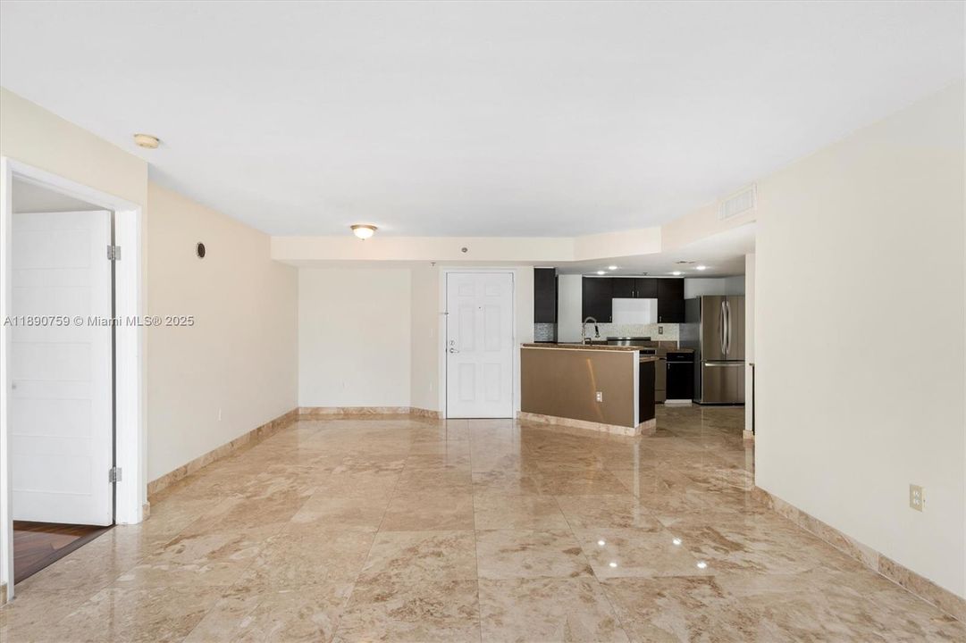 Под контрактом: $474,900 (2 спален, 2 ванн, 1025 Квадратных фут)