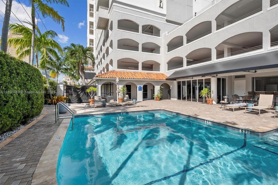 Под контрактом: $474,900 (2 спален, 2 ванн, 1025 Квадратных фут)