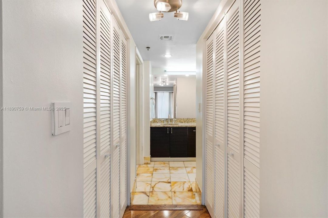 Под контрактом: $474,900 (2 спален, 2 ванн, 1025 Квадратных фут)