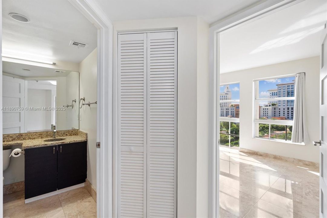 Под контрактом: $474,900 (2 спален, 2 ванн, 1025 Квадратных фут)