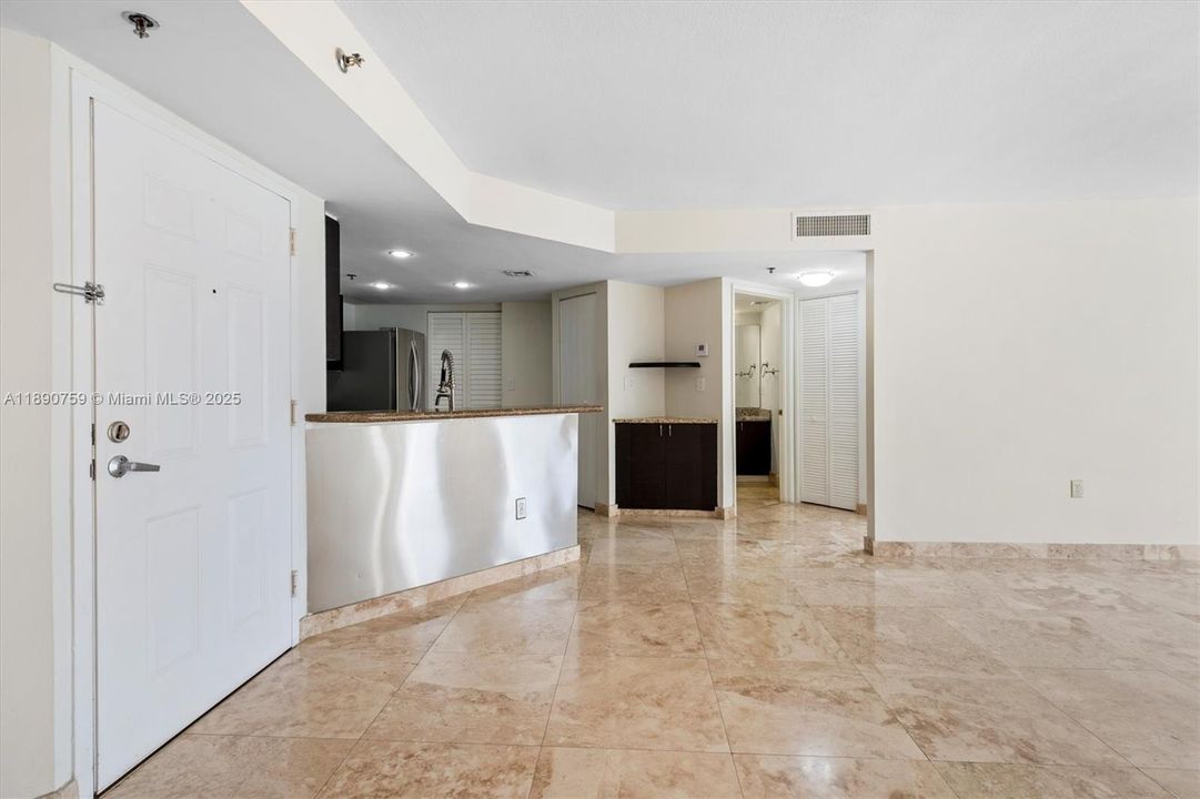 Под контрактом: $474,900 (2 спален, 2 ванн, 1025 Квадратных фут)