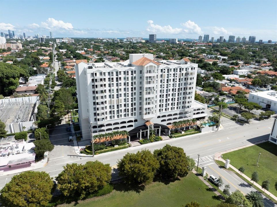 Под контрактом: $474,900 (2 спален, 2 ванн, 1025 Квадратных фут)