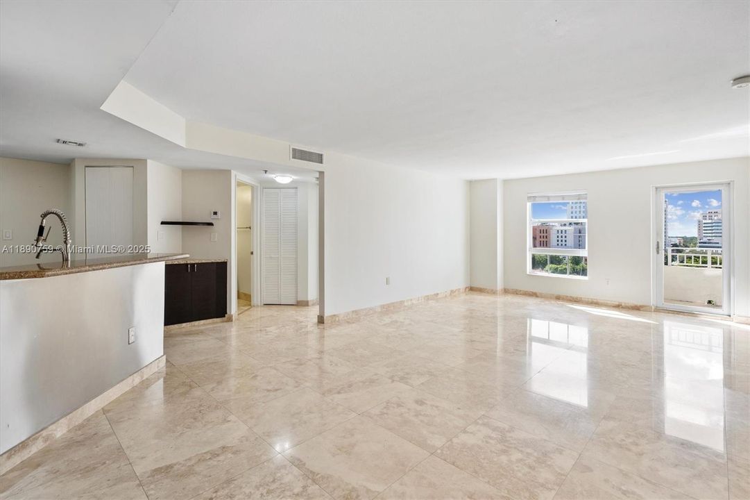 Под контрактом: $474,900 (2 спален, 2 ванн, 1025 Квадратных фут)