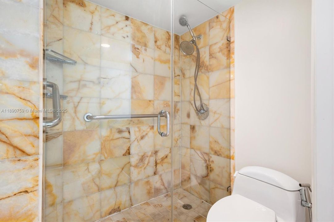 Под контрактом: $474,900 (2 спален, 2 ванн, 1025 Квадратных фут)