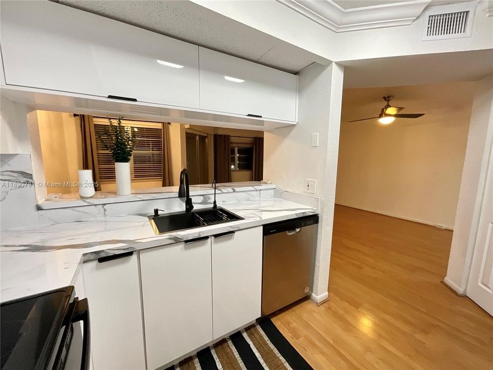 Activo con contrato: $150,000 (1 camas, 1 baños, 1045 Pies cuadrados)