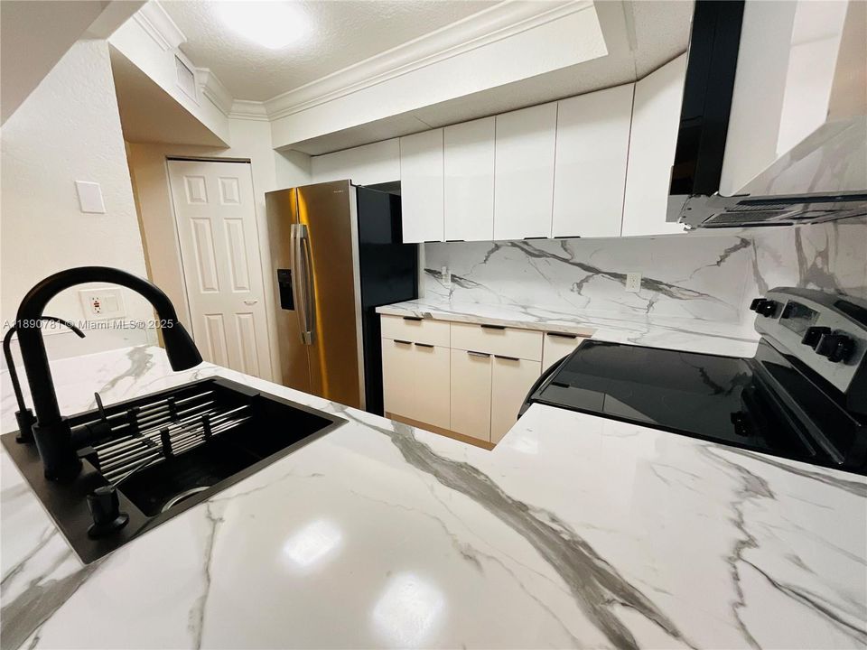 Activo con contrato: $150,000 (1 camas, 1 baños, 1045 Pies cuadrados)